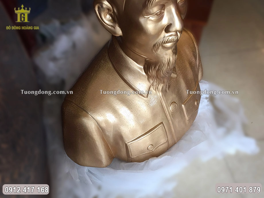 Bác được đúc theo dáng bán thân